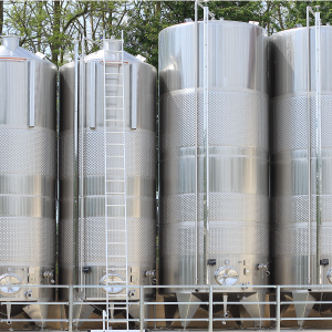 Cleaning-Mid-Sized-Industrial-Tanks